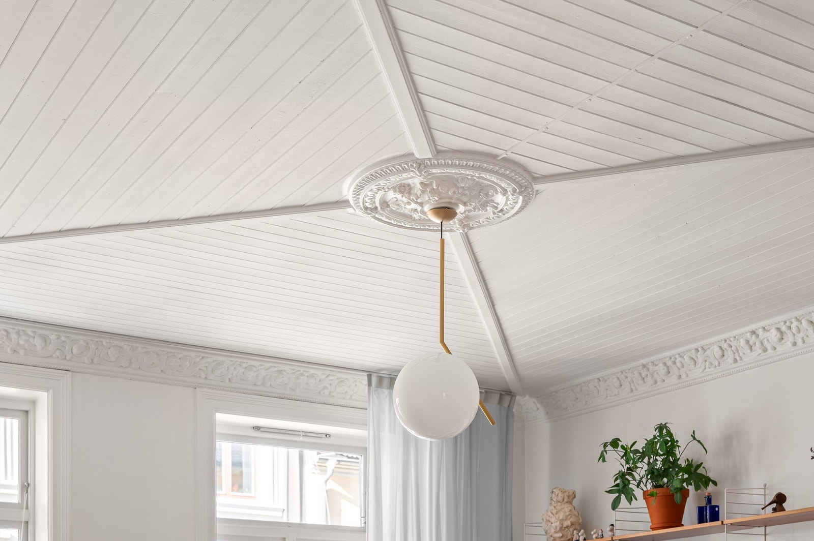 Stuen har en generøs takhøyde med en elegant rosett som et sentralt blikkfang. Galleribilde