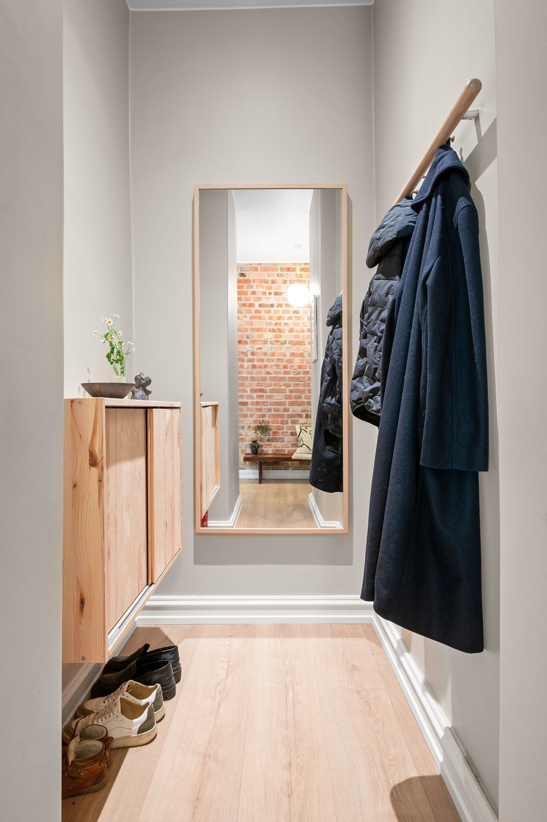 Velkommen inn. Entréen er lys og funksjonell og gir et godt førsteinntrykk av boligen. Galleribilde
