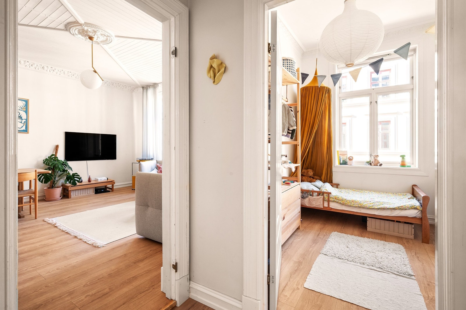 Fra gangen er det direkte tilgang til både oppholdsrom og soverom. Galleribilde