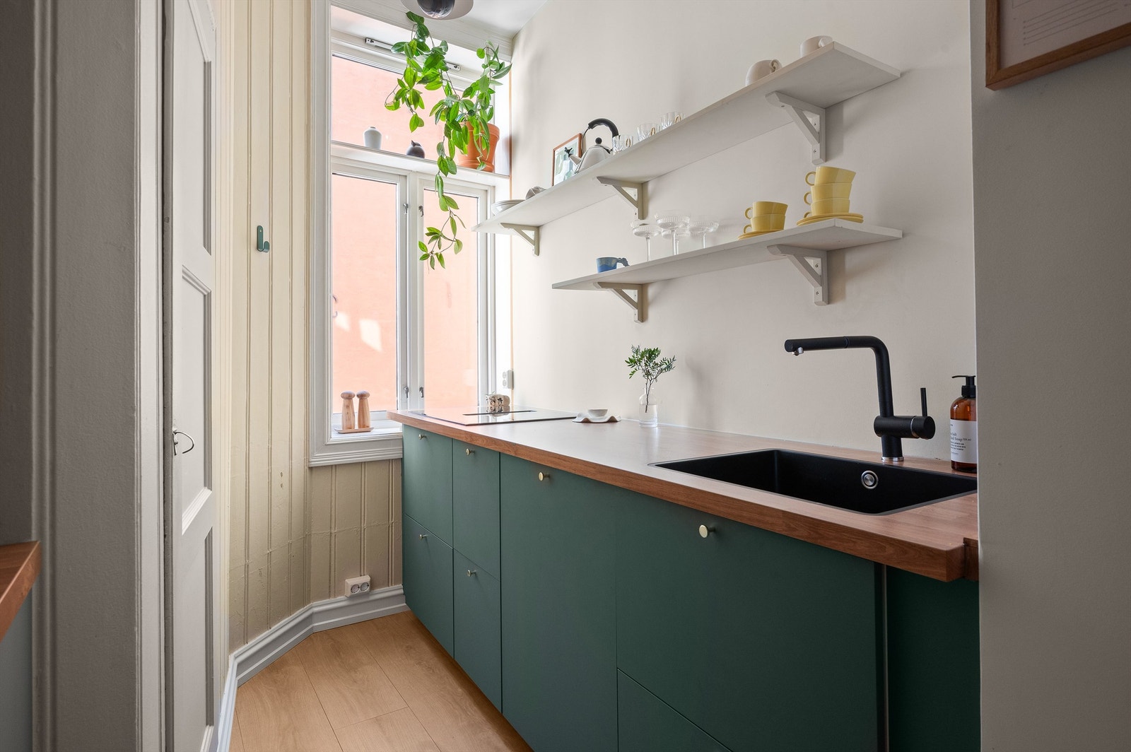 Laminatbenkeplate med planlimt vaskekum, integrert induksjonstopp og oppvaskmaskin. Galleribilde