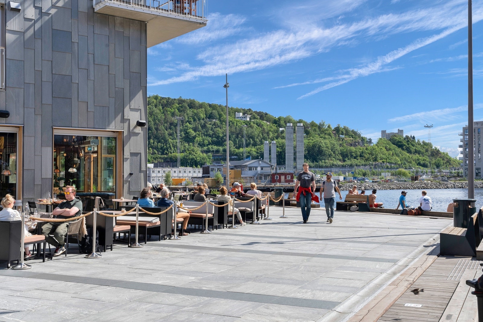 Bjørvika kan by på flere flotte badesteder med blant annet Sørenga sjøbad og en ny og flott badestrand ved siden av Operaen. Galleribilde