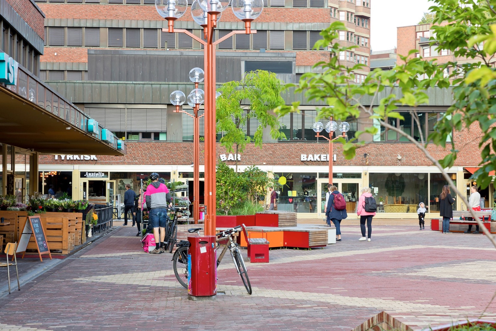 På Tøyen Torg har du barer, kaféer og restauranter - samt store matvarebutikker og blomsterbutikk... Galleribilde