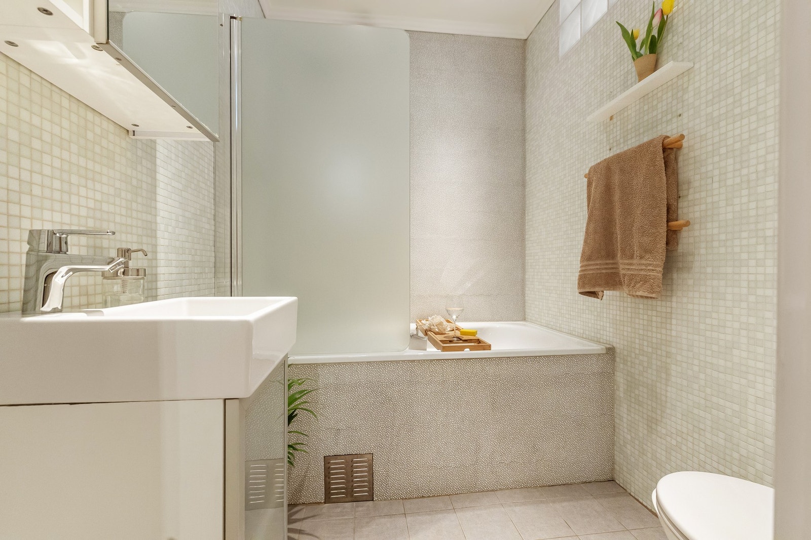 Badet ble pusset opp i 2011, og er pent flislagt i lyse farger. Galleribilde