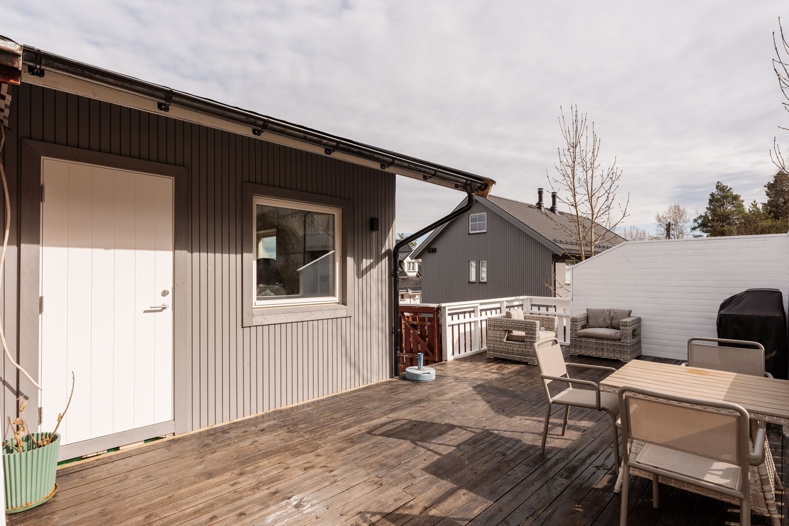 Usjenert markterrasse på 22 m² med gode solforhold. Galleribilde