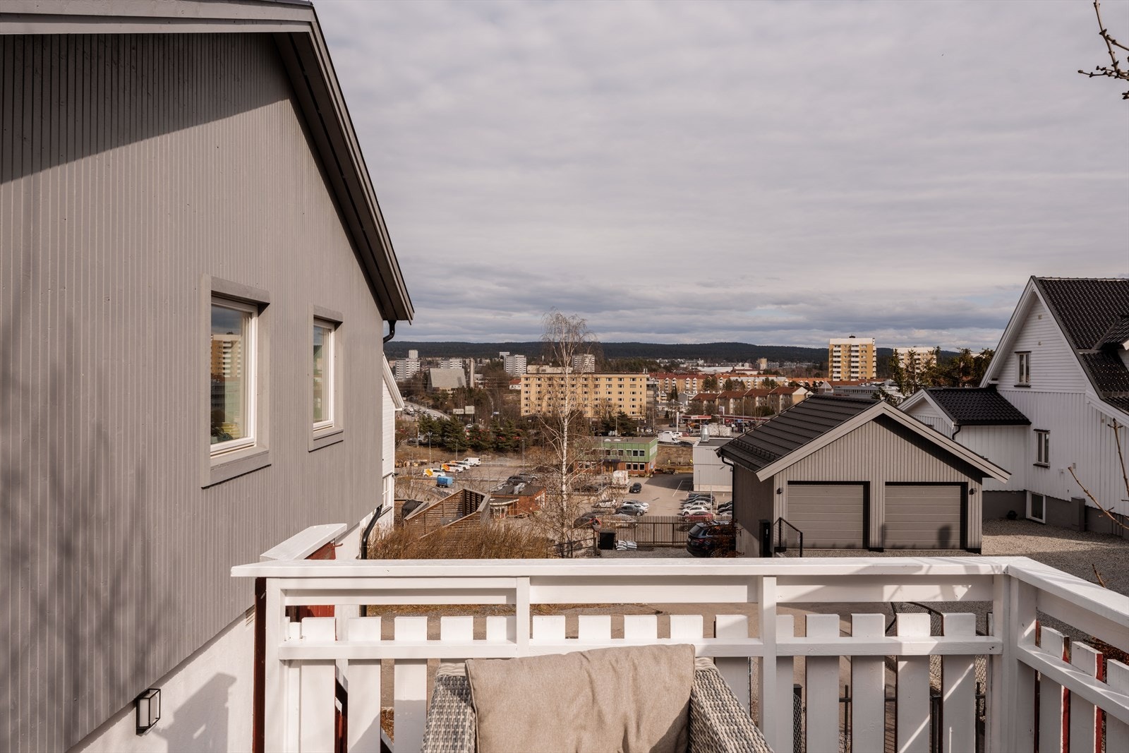 Eiendommen ligger høyt og fritt til i terrenget. Galleribilde