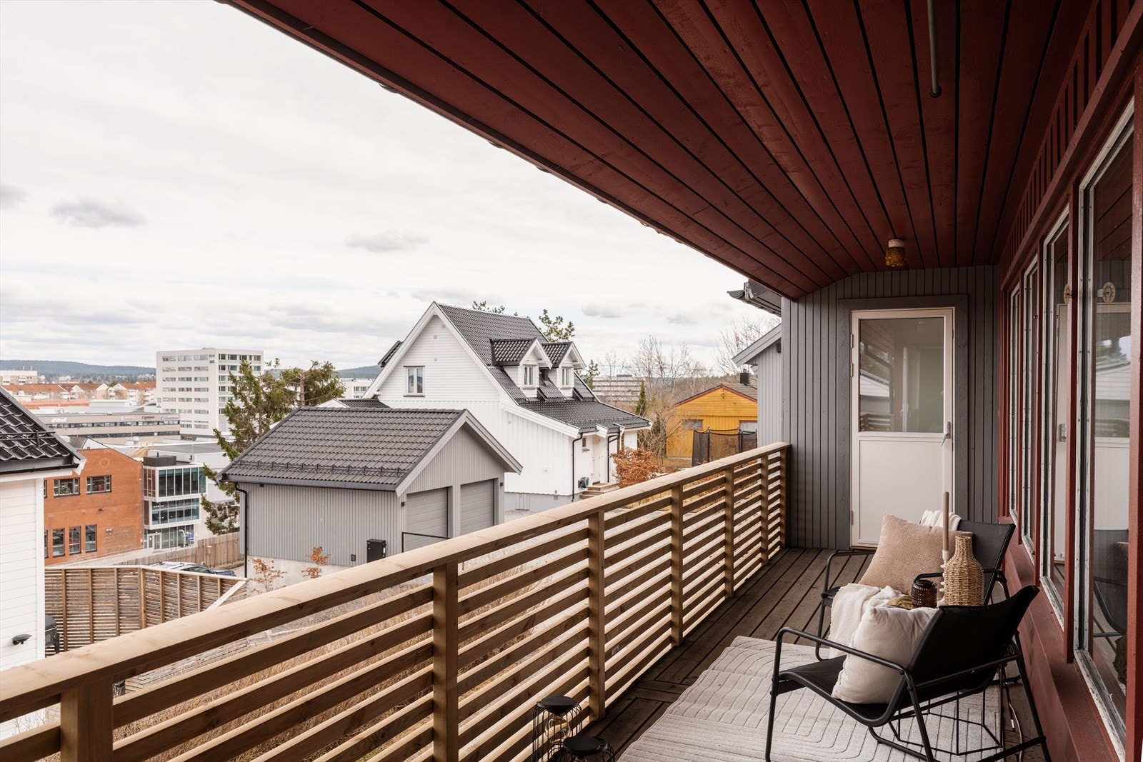 Fra terrassen i første etasje er det utsikt over nærområdet. Galleribilde