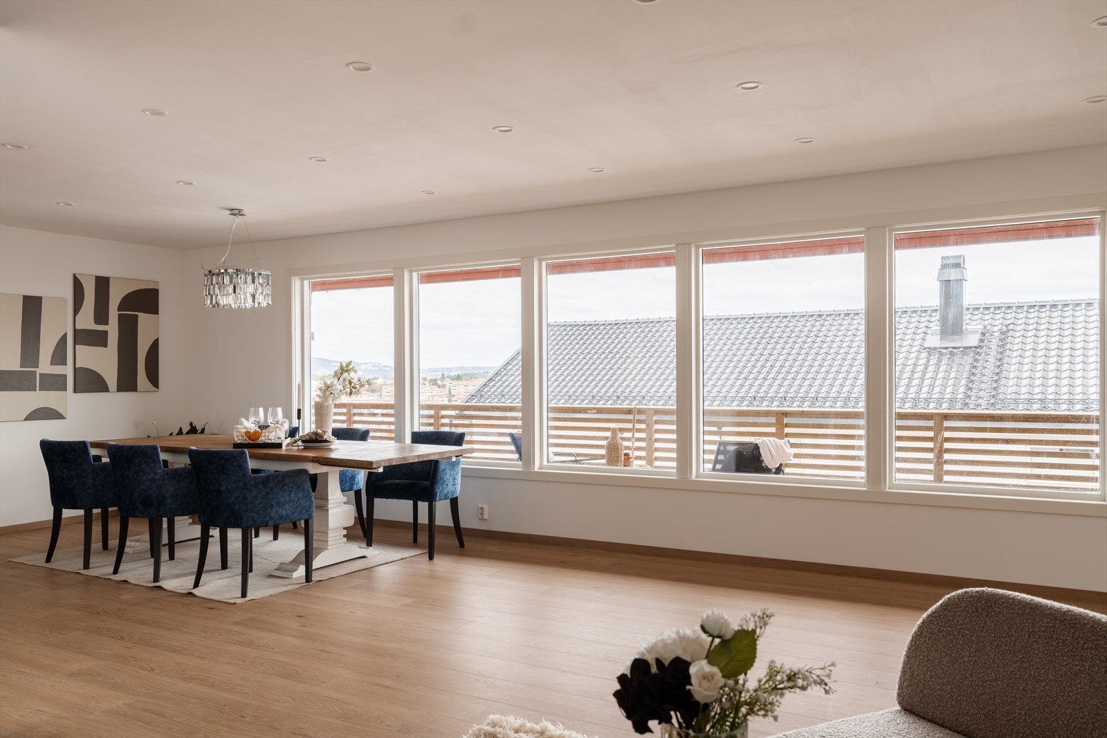 Spisestuen har plass til et stort spisebord for sosiale sammenkomster. Galleribilde