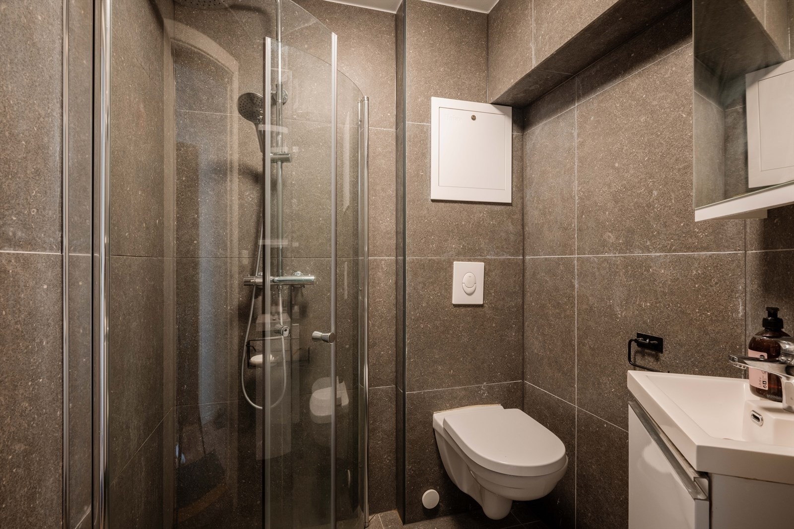 Badet er utstyrt med veggmontert toalett og elektriske varmekabler i gulvet, lagt i 2023. Galleribilde