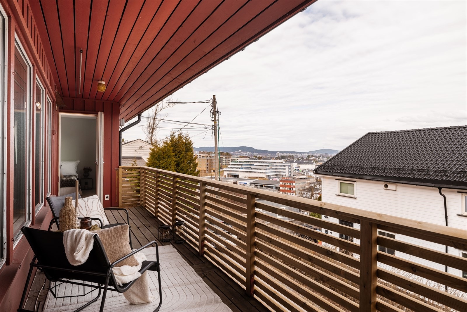 Den lange terrassen gir rikelig med plass for flere sittegrupper. Galleribilde