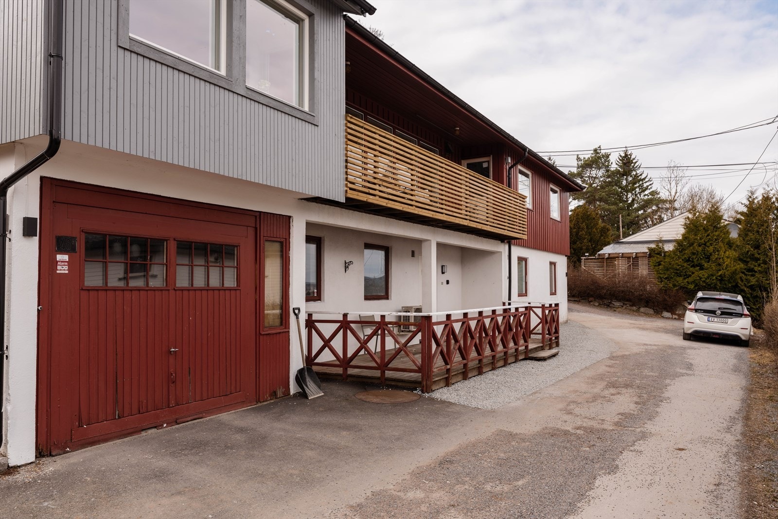 Her får du en stor tomt og fine uteplasser med svært gode solforhold. Galleribilde