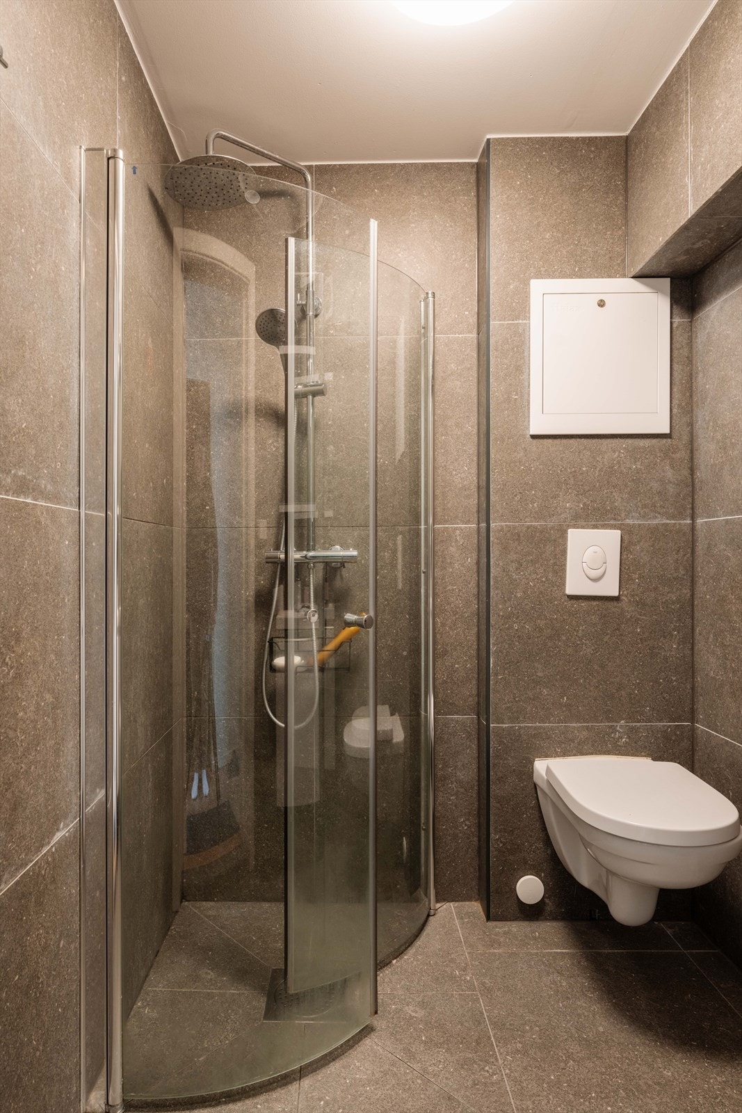 Badet i underetasjen ble renovert i 2023 med nye fliser og dusjhjørne. Galleribilde