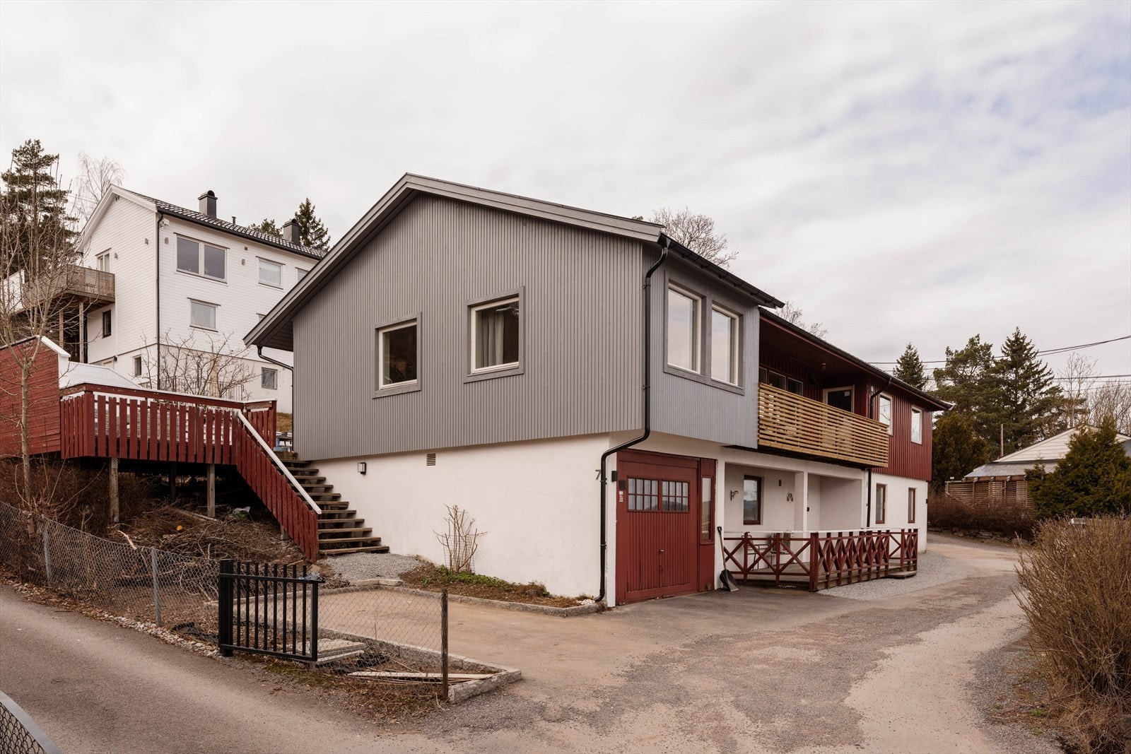Milad Alexander Sabori v. Emera Eiendomsmegling ønsker velkommen til Vårveien 71. Galleribilde