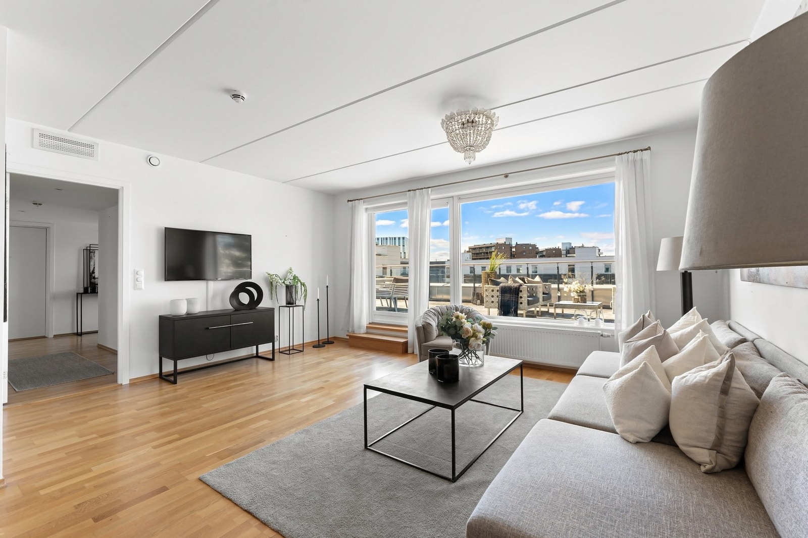 Fra stuen er det utgang til en stor takterrasse på hele 55 kvm, som fungerer som en naturlig forlengelse av oppholdsrommet i sommerhalvåret. Galleribilde