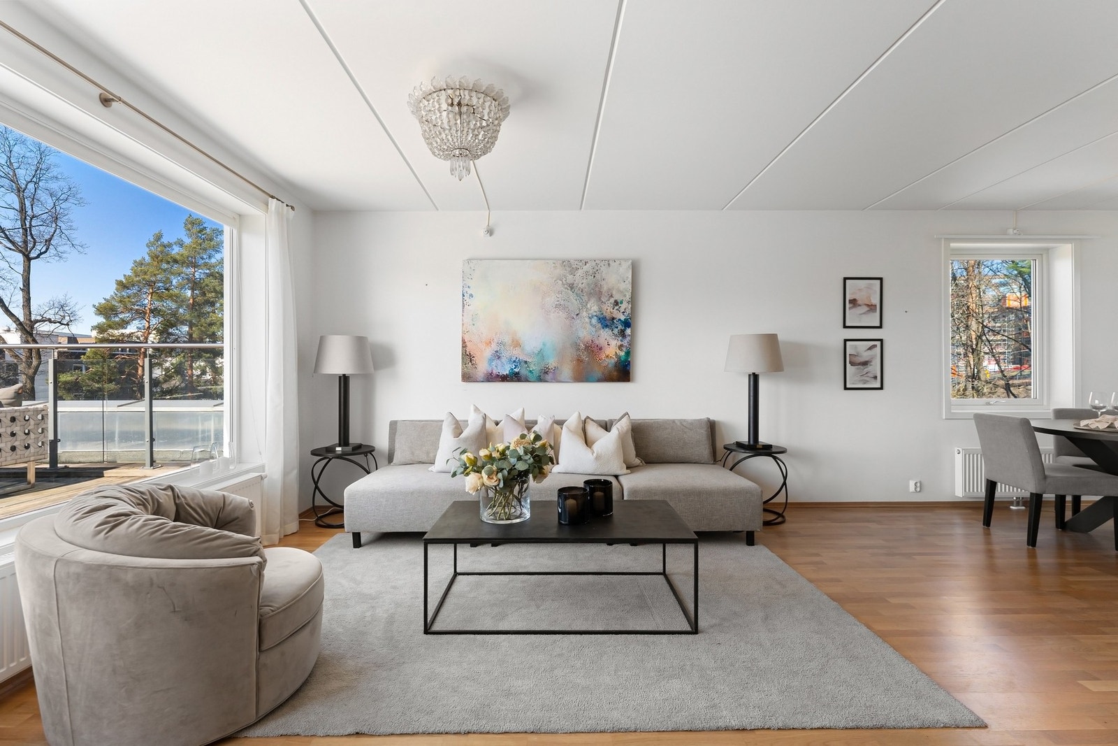 En sjelden penthouseleilighet med en unik, 55 m² stor takterrasse - perfekt for lange sommerkvelder med sol og god plass til både lounge og gjester. Galleribilde