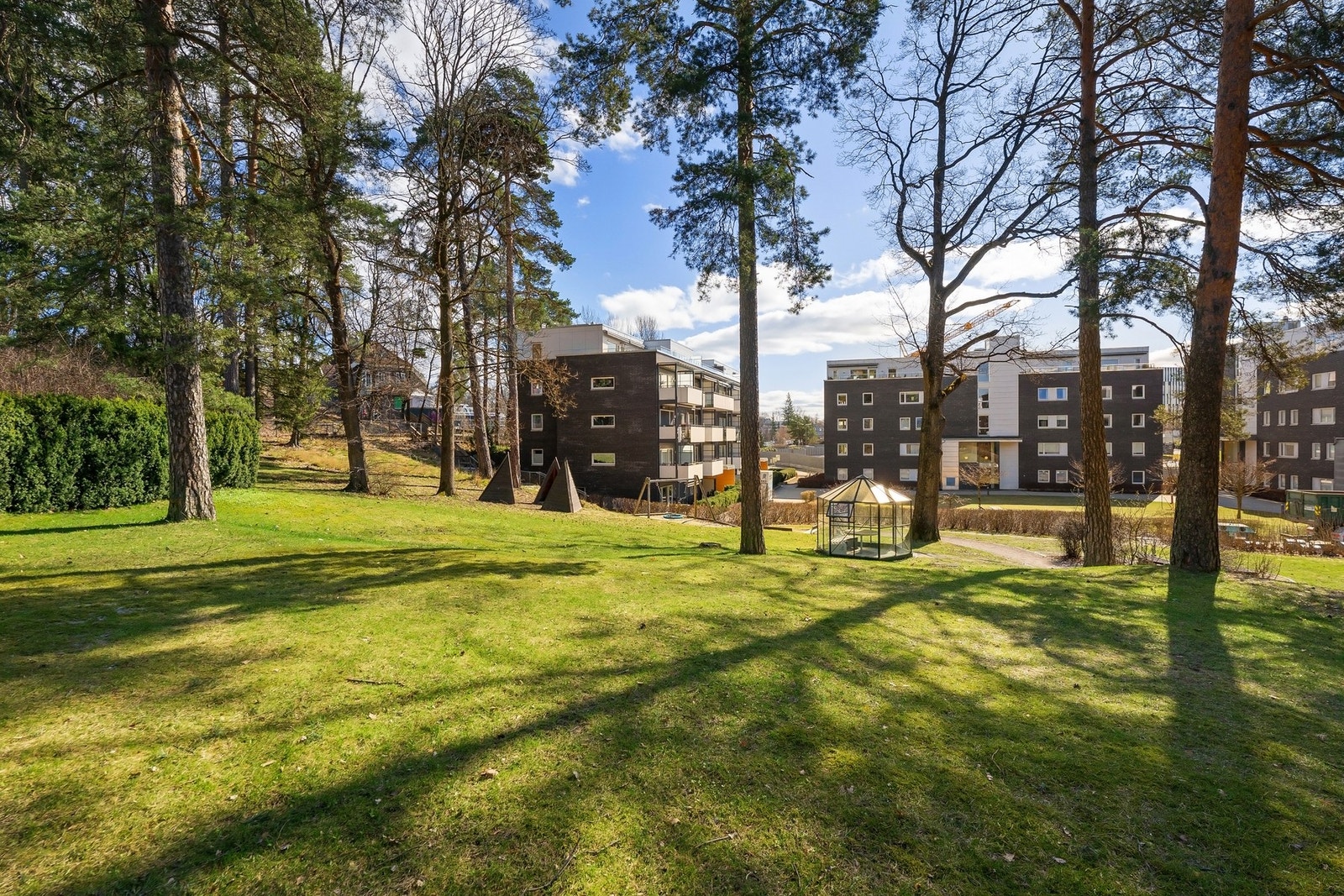 Sameie er stille og barnevennlig med nydelig bakhage, lekeapparater, sandkasse og gressbane for fotballkameratene. Galleribilde