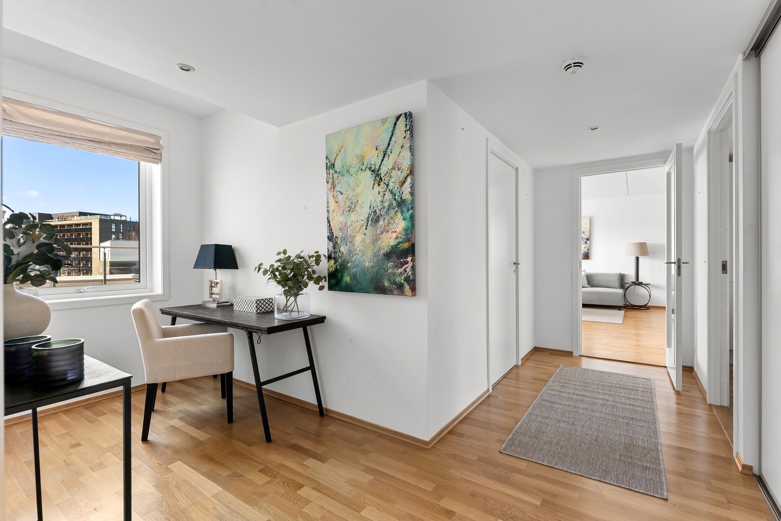 I tillegg til innvendig bod på soverommet disponerer leiligheten en ekstern bod i 1. etasje på ca. 4 kvm, innredet med plassbygde hyller fra GarderobeMannen. Galleribilde