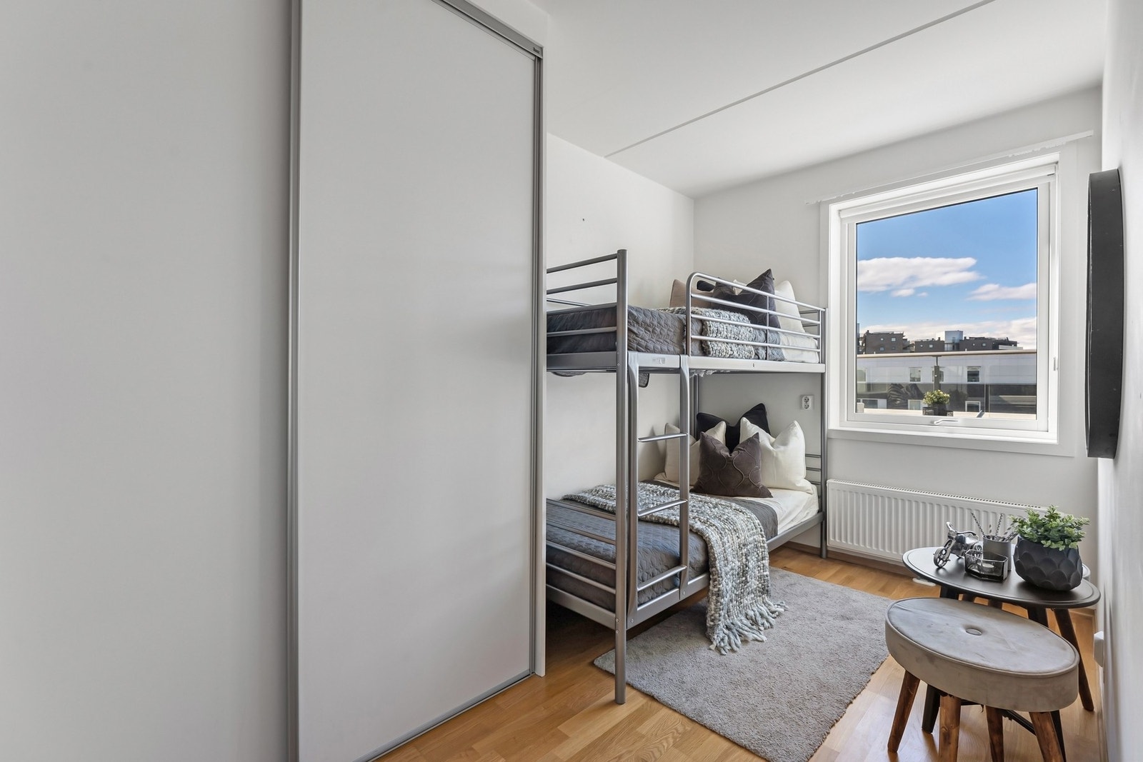 Det andre soverommet har plass til seng og skrivebord, og egner seg godt som barnerom, gjesterom eller kontor. Galleribilde
