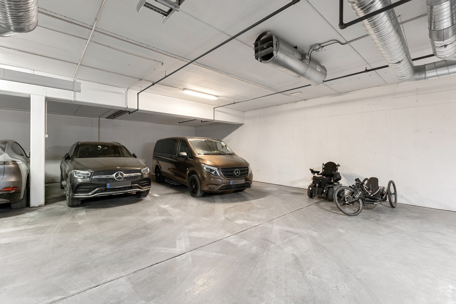 Det medfølger 1 stk parkeringsplass i felles garasjekjeller. Dette er en HC endeparkering rett ved heisinngang med heisadkomst fra garasjen til rett opp til egen leilighet. Galleribilde