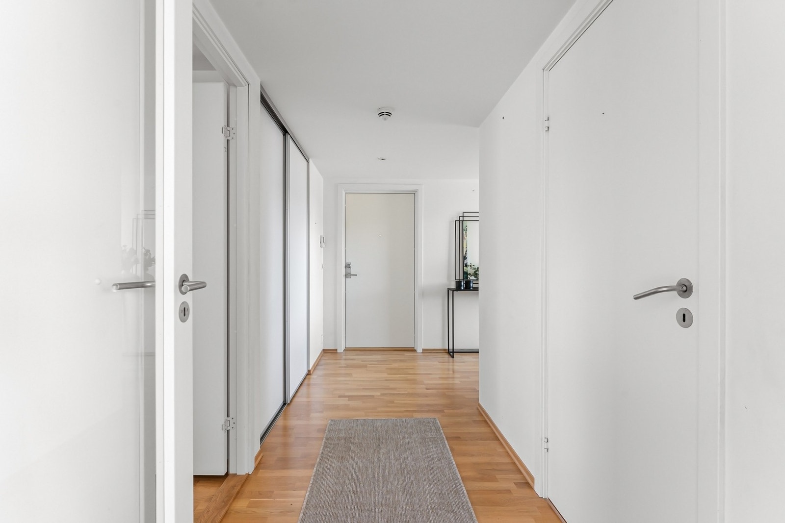 Leiligheten har en romslig entré med god plass til oppbevaring i skyvedørsgarderobe. Super intern beliggenhet i 5. etasje med kun én nabo på samme plan. Galleribilde