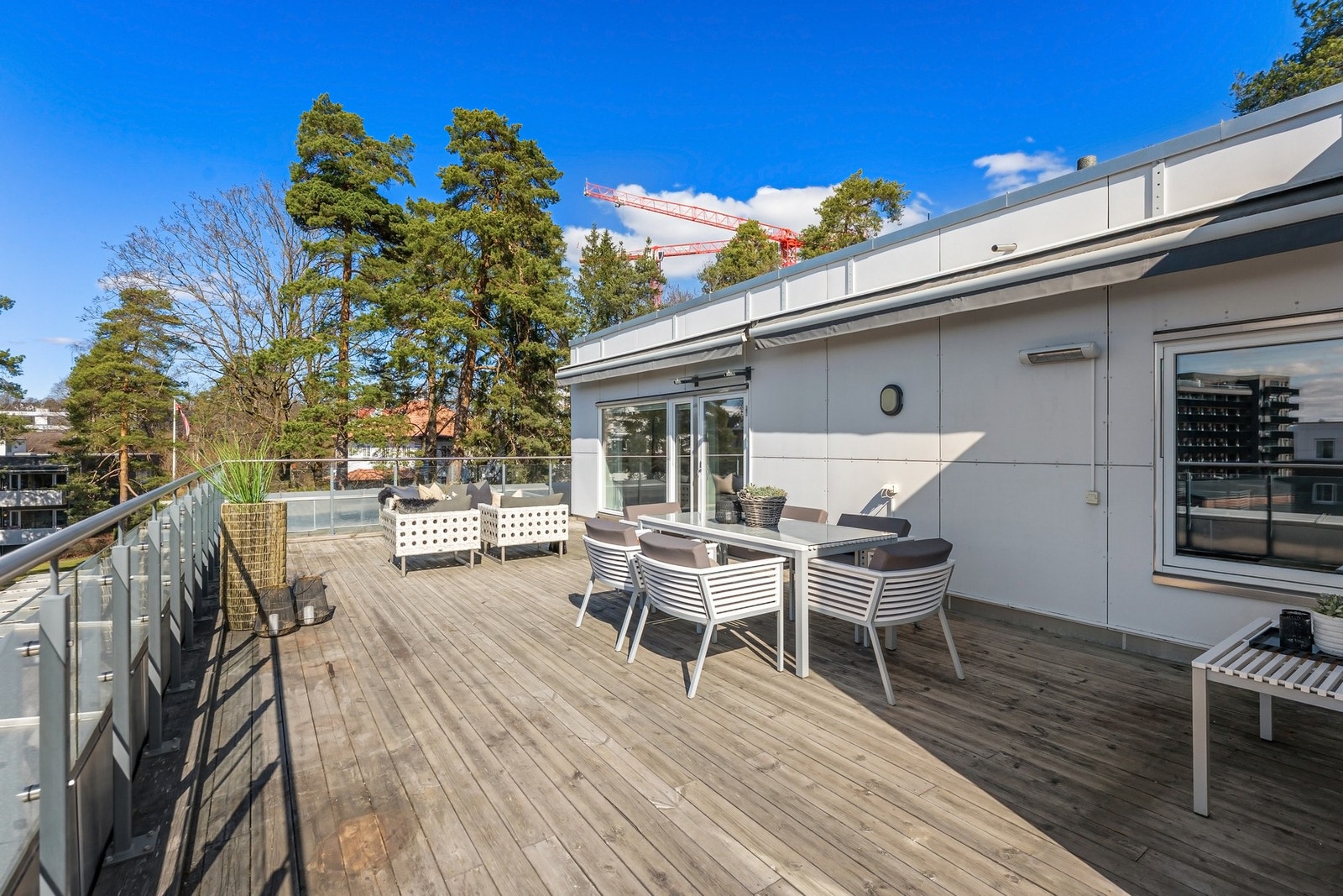 Terrassen har god plass til sittegrupper, grill og beplantning. Det er montert to elektriske markiser samt varmelampe.. Det medfølger spisegruppemøblement fra Ballerud Hagemøbler som kan stå ute hele året. Galleribilde