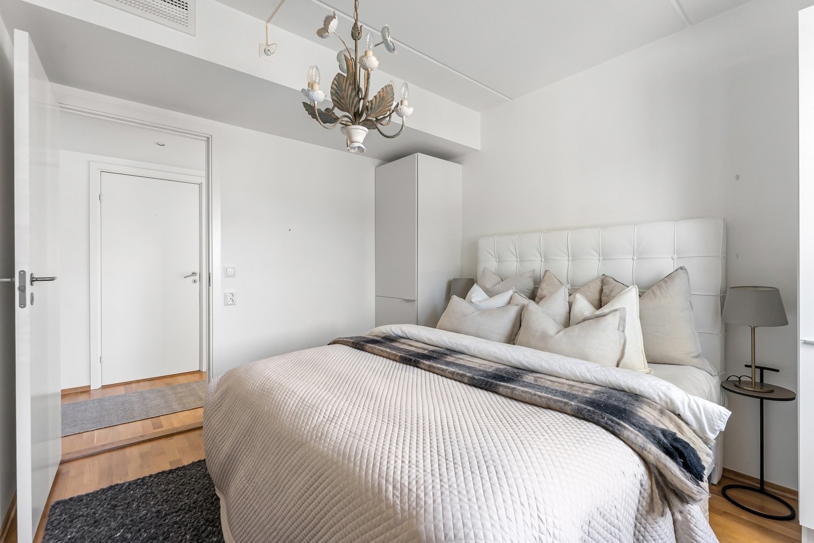 Det er montert garderobeskap på hver side av sengen. Galleribilde