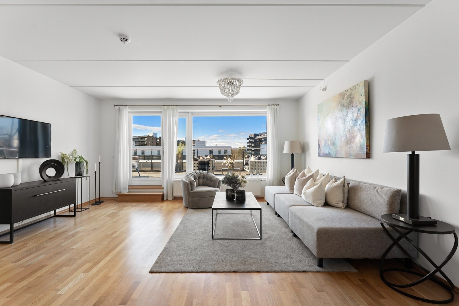 Det er god plass til både sofagruppe, spisebord og øvrig møblement, med fleksible møbleringsmuligheter. Galleribilde