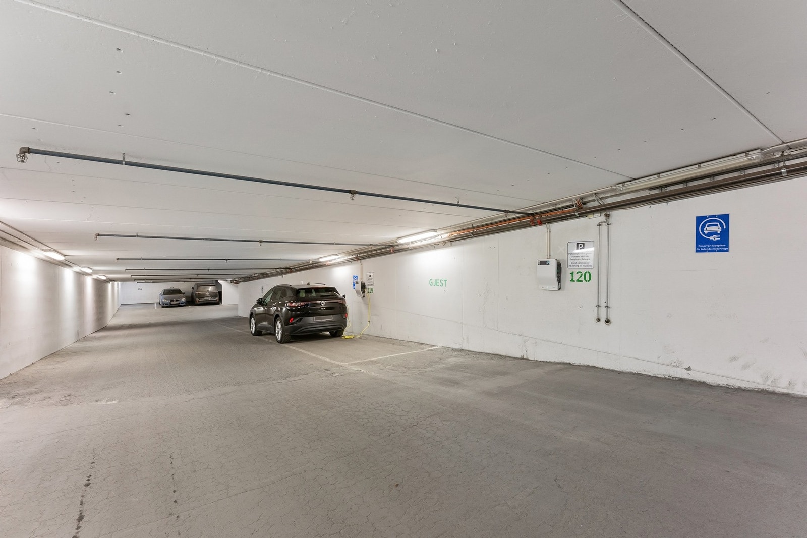 Sameiet disponerer også 29 gjesteparkeringsplasser som kan disponeres gratis for korttidsparkering når en har selskap. Galleribilde