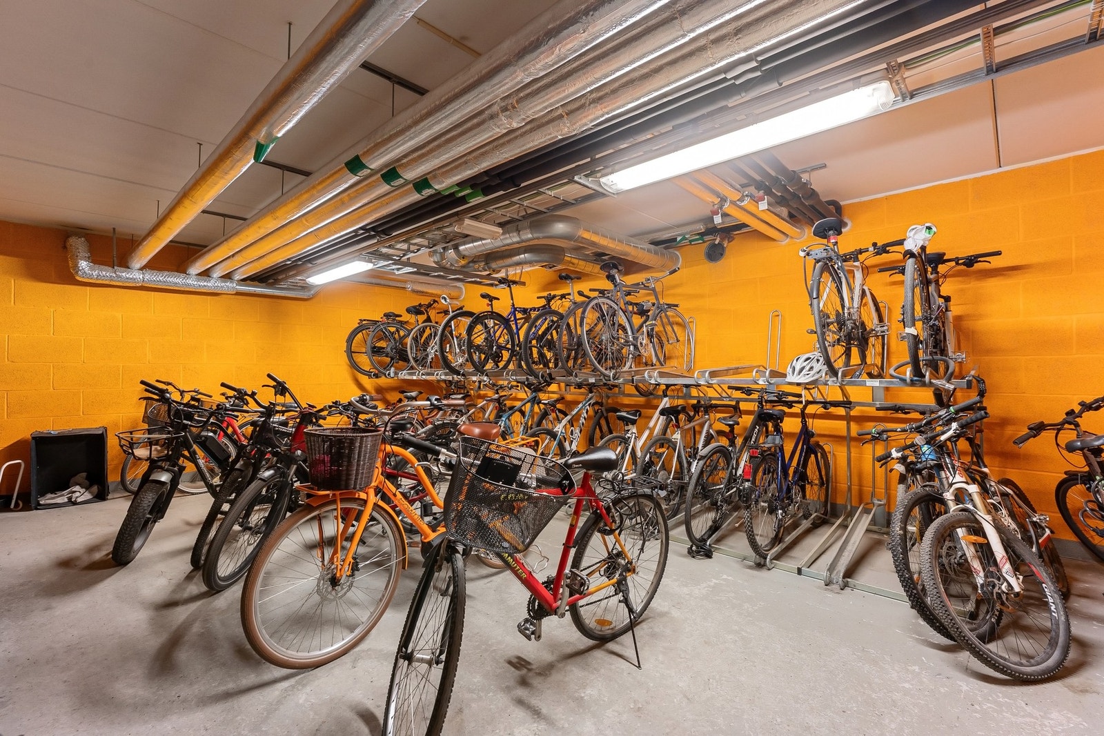 Stor felles sykkelbod inne i sameiets garasjeanlegg som er låst. Galleribilde
