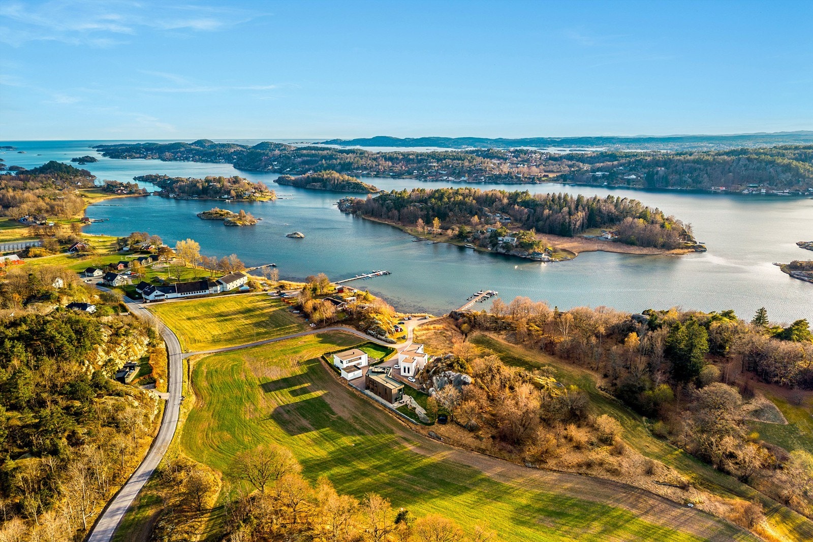 Velkommen til en boligopplevelse utenom det vanlige - Eiendommen er omkranset av vakker natur i alle retninger: med sjø, jorder og skog - og med kyststier, barnevennlige strender og flotte turmuligheter i umiddelbar nærhet. Galleribilde
