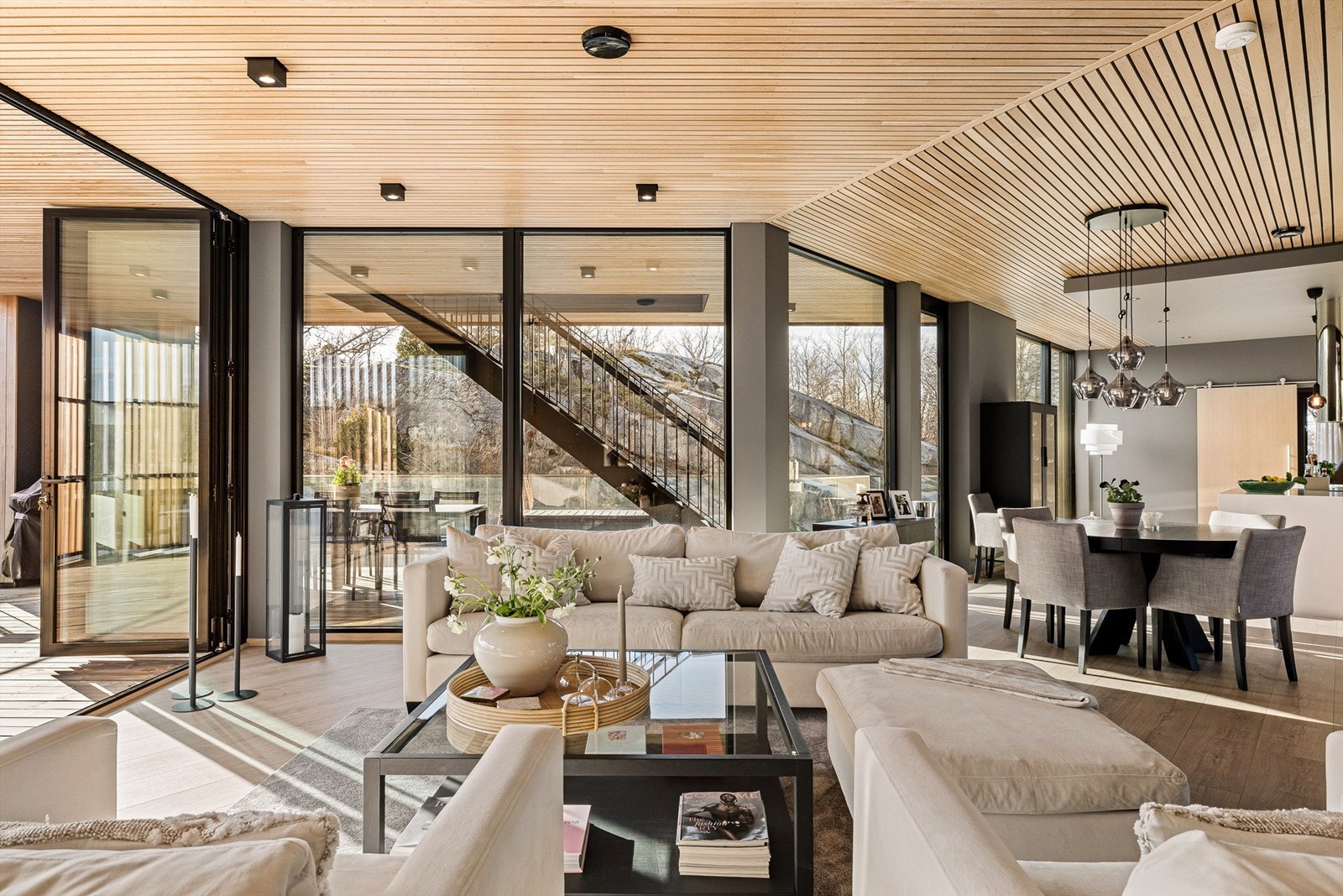 Stilfull, arkitekttegnet enebolig med fokus på både design og kvalitet. Gjennomgående meget høy standard. Galleribilde