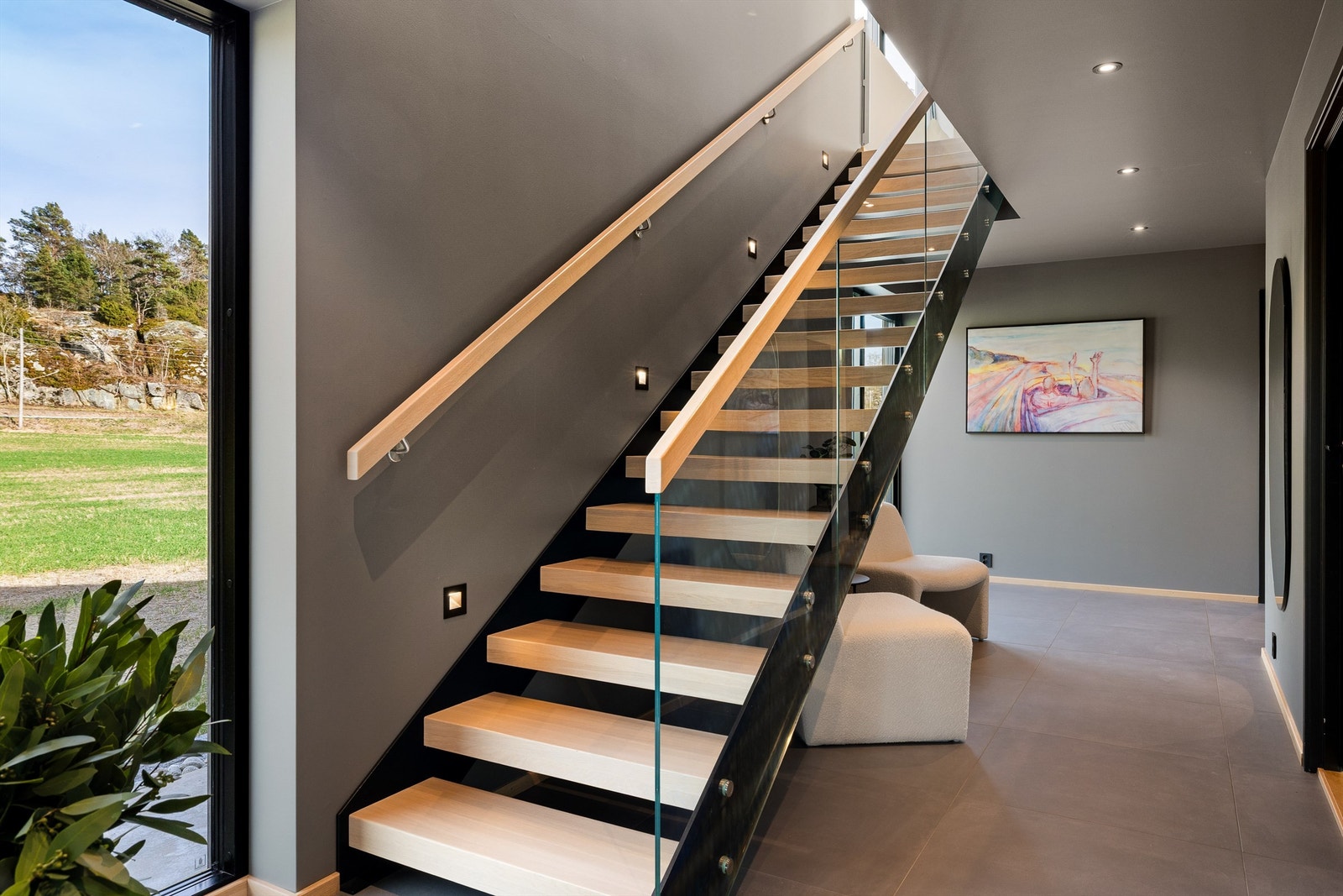 Stilig trapp med moderne design. Velkommen opp i 2.etasje! Galleribilde