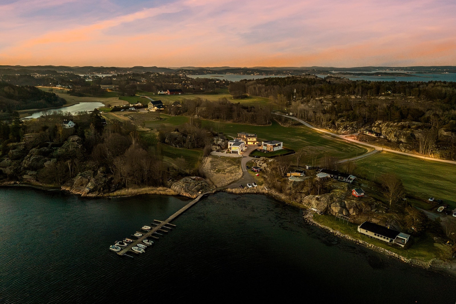 Selger selv sier de har hatt det fantastisk her - med ro, naturopplevelser og kvalitet i alle ledd. Det er et hjem de har vært glade i, og som de håper neste eier vil sette like stor pris på. Galleribilde