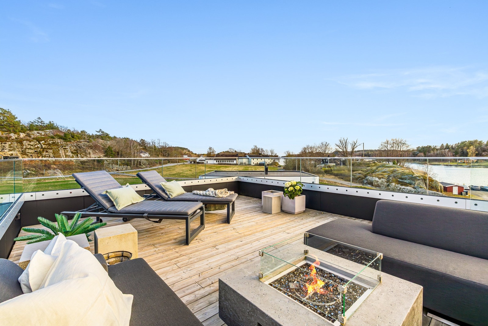 Panoramautsikt fra takterrassen. Glassrekkverket gjør at man også sitter godt skjermet dersom det er litt vind. Galleribilde