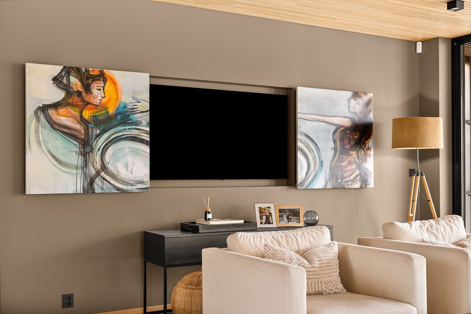 Her er det en nisje til tv - hvor selger har fått laget en løsning for å skjule det - når tv'n ikke er i bruk. Galleribilde