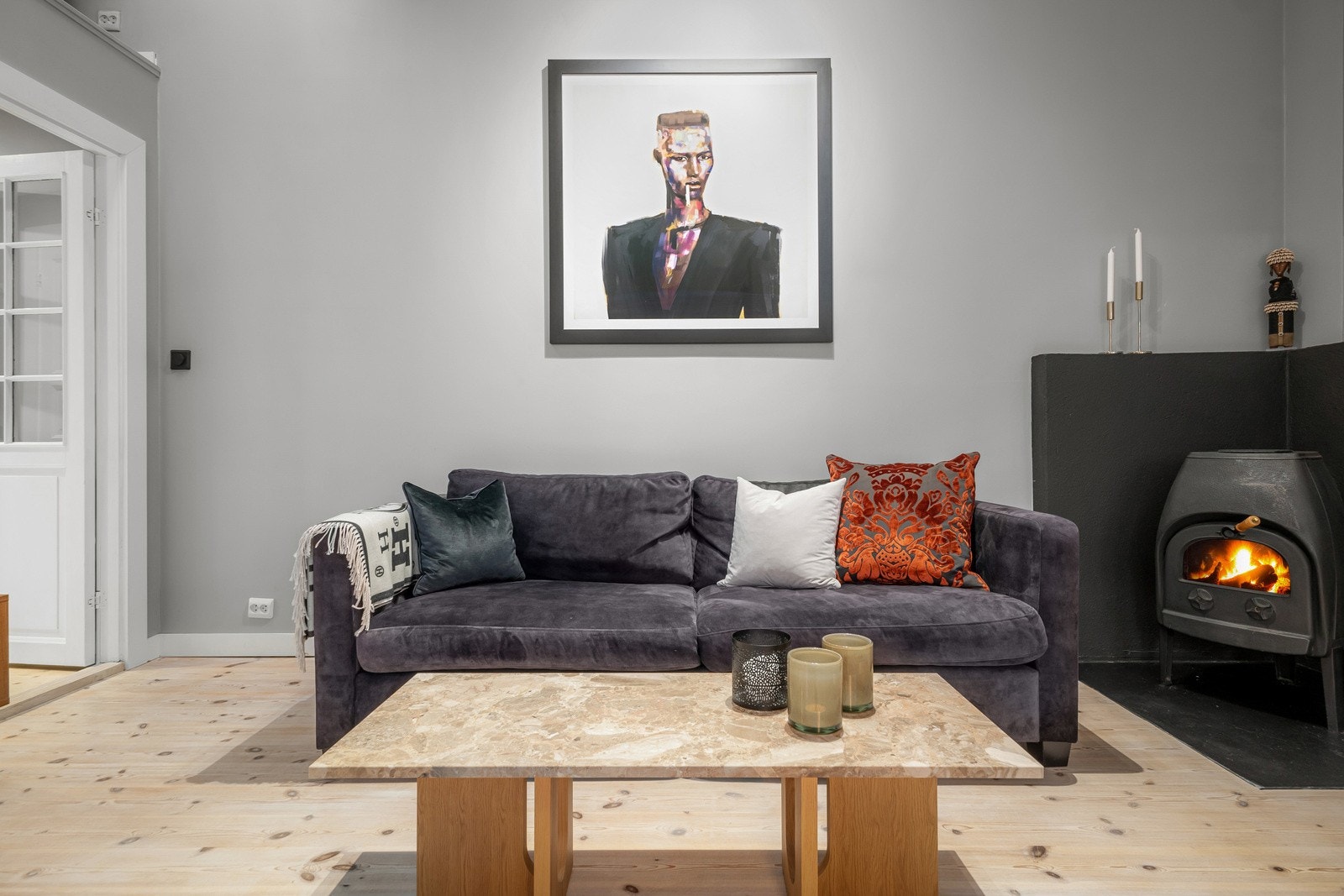 Det er lyse og tidløse overflater som ble malt i 2021, samt nye lister. Galleribilde