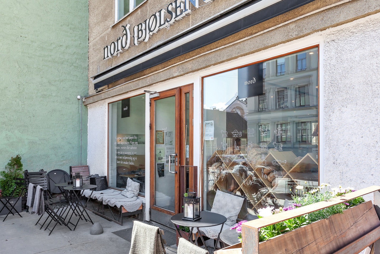 Det er kort vei til kafeer og spisesteder, som Nord Bjølsen Bakeri. Det er nærmeste kafé og ligger kun noen få hundre meter unna. Galleribilde