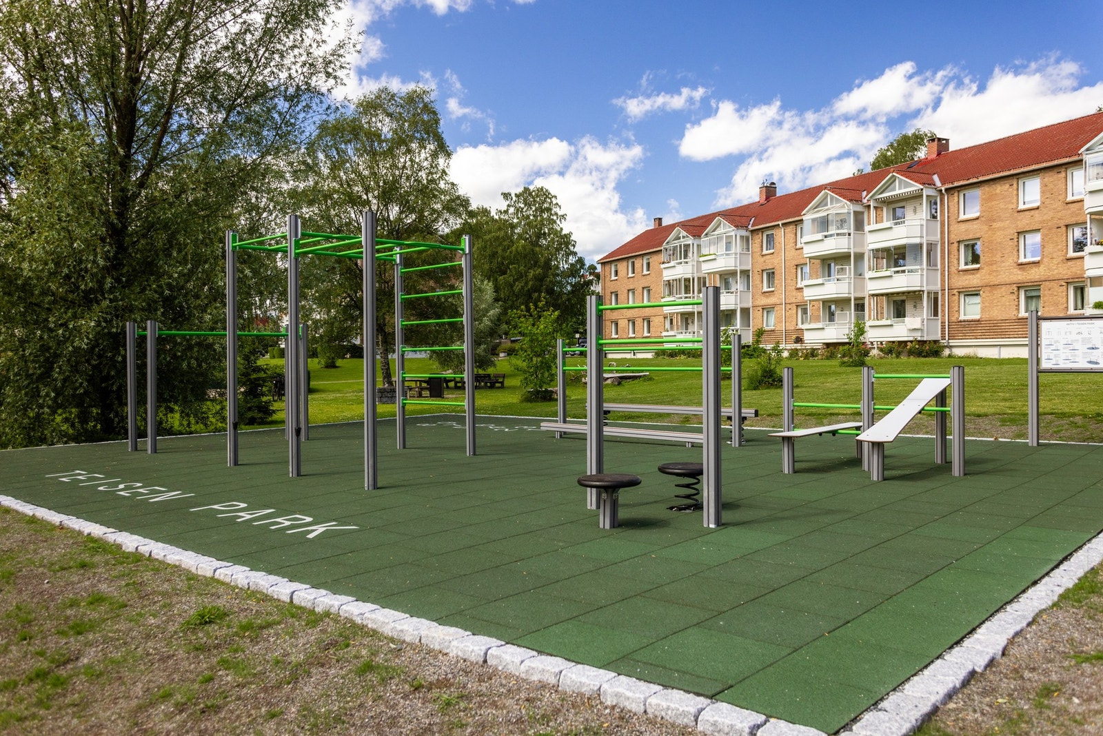 Ute treningsapparater nede på Prærien i borettslaget Galleribilde