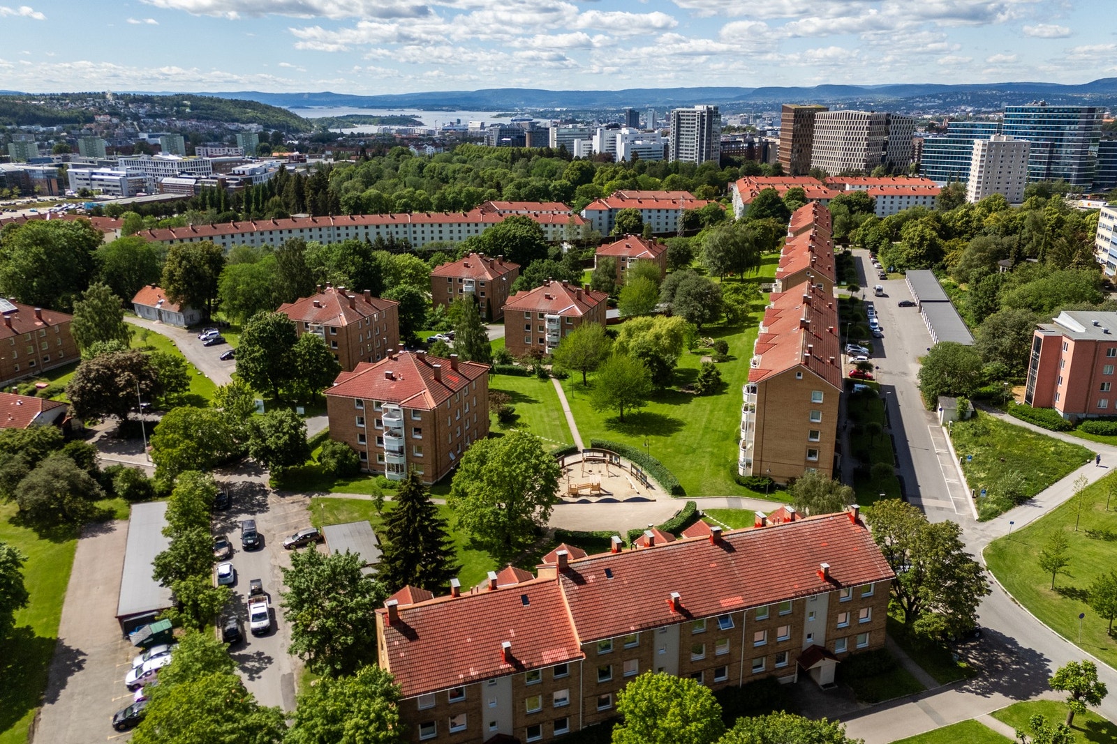 Dronebilde med sentrum i horisonten Galleribilde