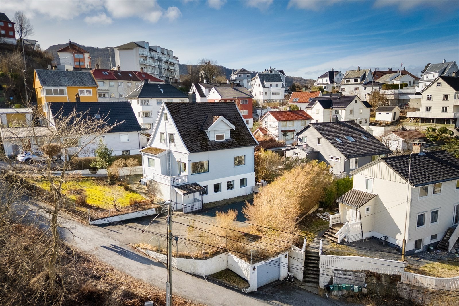 Eiendommen ligger sentralt til på Laksevåg med ca 3 minutters gange til kollektivtransport. Garasjen er felles og inneholder felles boder. Galleribilde