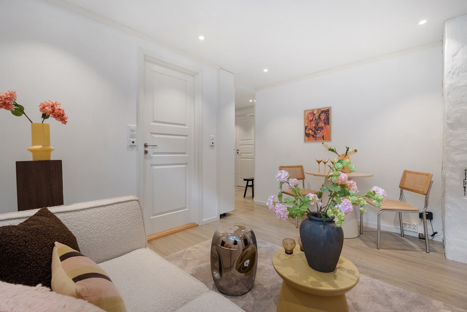 I stuen er det plass til sofa, tv-benk, tv og et lite spisebord. Fra stuen er det åpen løsning mot kjøkken og inngang til et romslig bad/vaskerom. Galleribilde