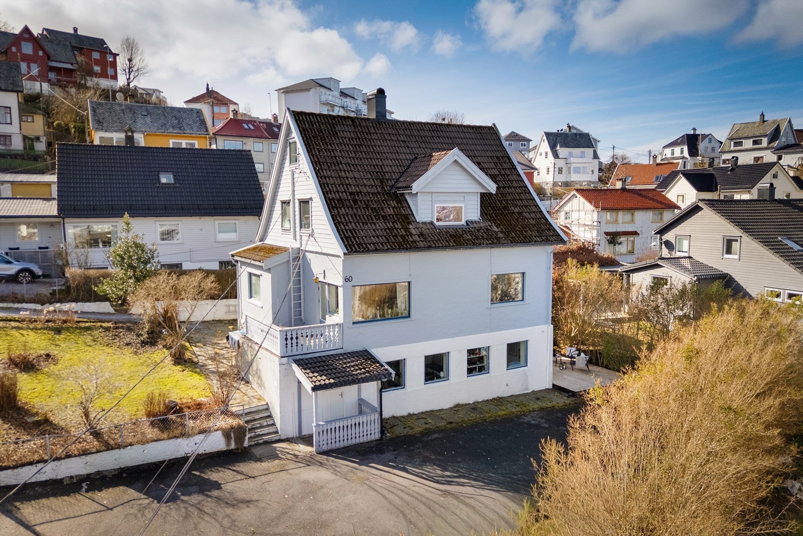 Opprinnelig var dette en enebolig som i dag er seksjonert ut til leiligheter. Det er to leiligheter på bakkeplan, hvor leiligheten som er til salgs ligger nede til høyre på bildet. Galleribilde
