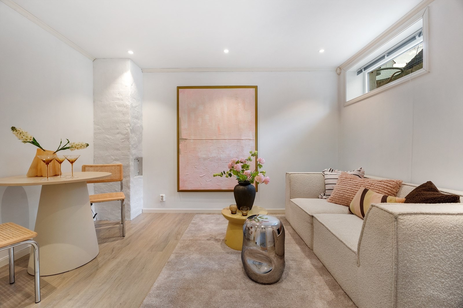 Leiligheten fremstår lys og moderne, hvor eier pusset opp hele leiligheten i 2019. Galleribilde