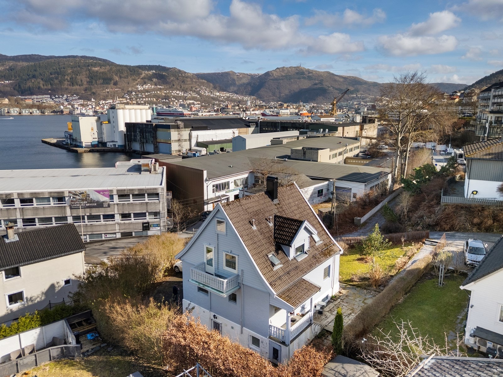 I bakgrunnen på bildet ser du litt av Bergen sentrum, med fjelltopper som Fløyen og Ulrikken. Galleribilde