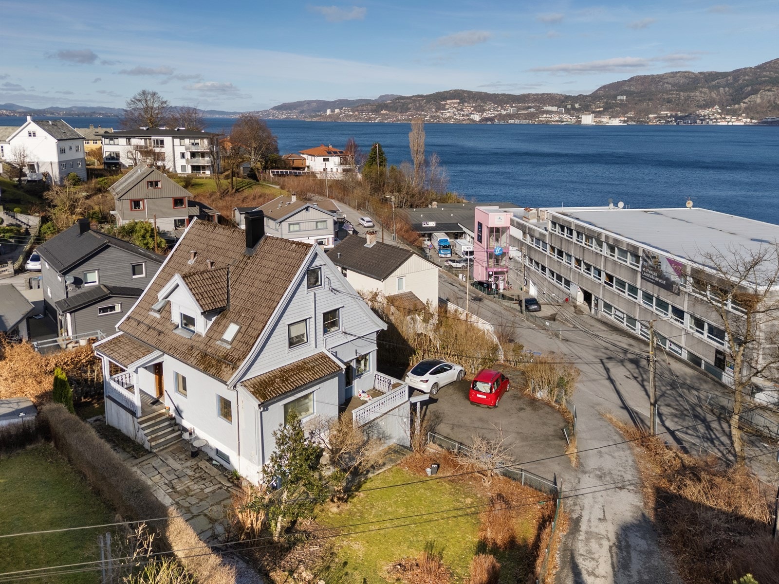 Det er ca 5 minutter å gå til Energi Treningssenter, og ellers ligger Bergen Klatresenter i bygget man ser nedenfor eiendommen. Galleribilde