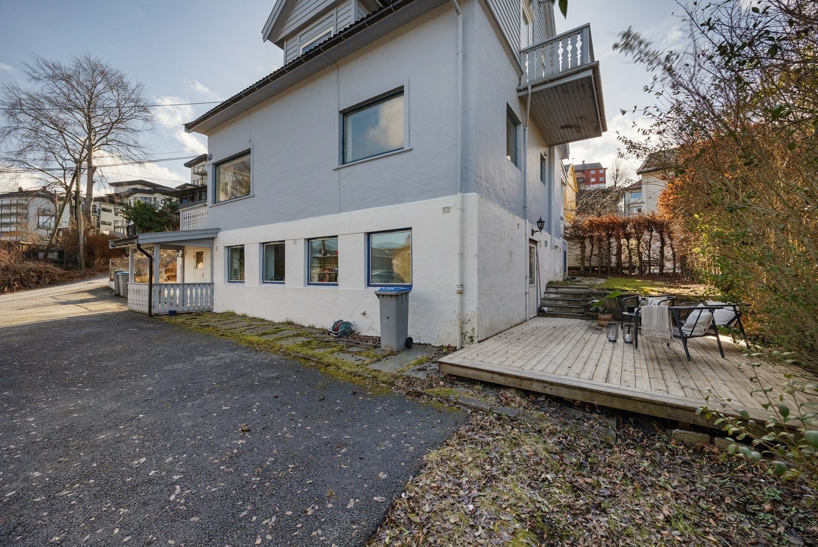 Uteområdet er felleseiet, og i følge selger disponerer man sitt "naturlige" inndelte område. Galleribilde