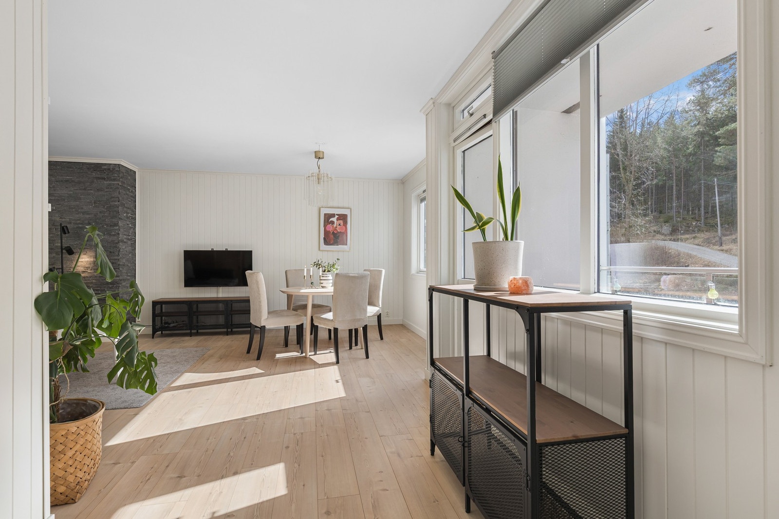 Lys og romslig stue med store vindusflater som slipper inn rikelig med naturlig lys. Galleribilde