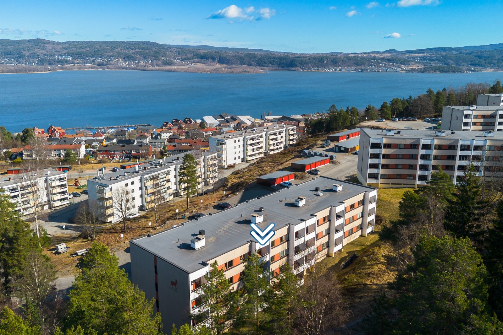 Attraktiv og høytliggende beliggenhet på St. Hansberget med flott utsikt mot Drammen sentrum og nærhet til både natur og byliv. Galleribilde
