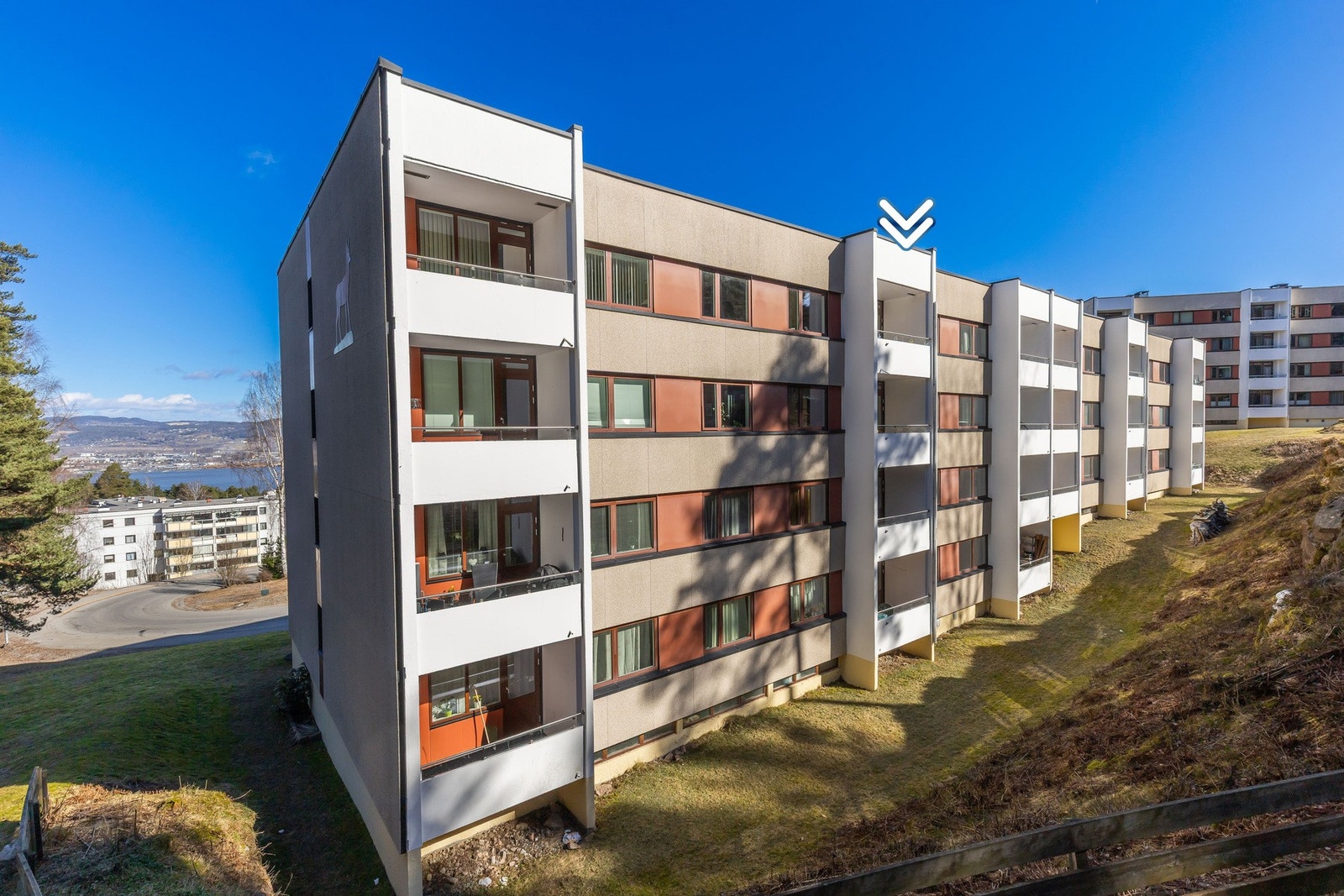 Leiligheten er markert med pil og ligger attraktivt til i byggets 4. etasje. Galleribilde