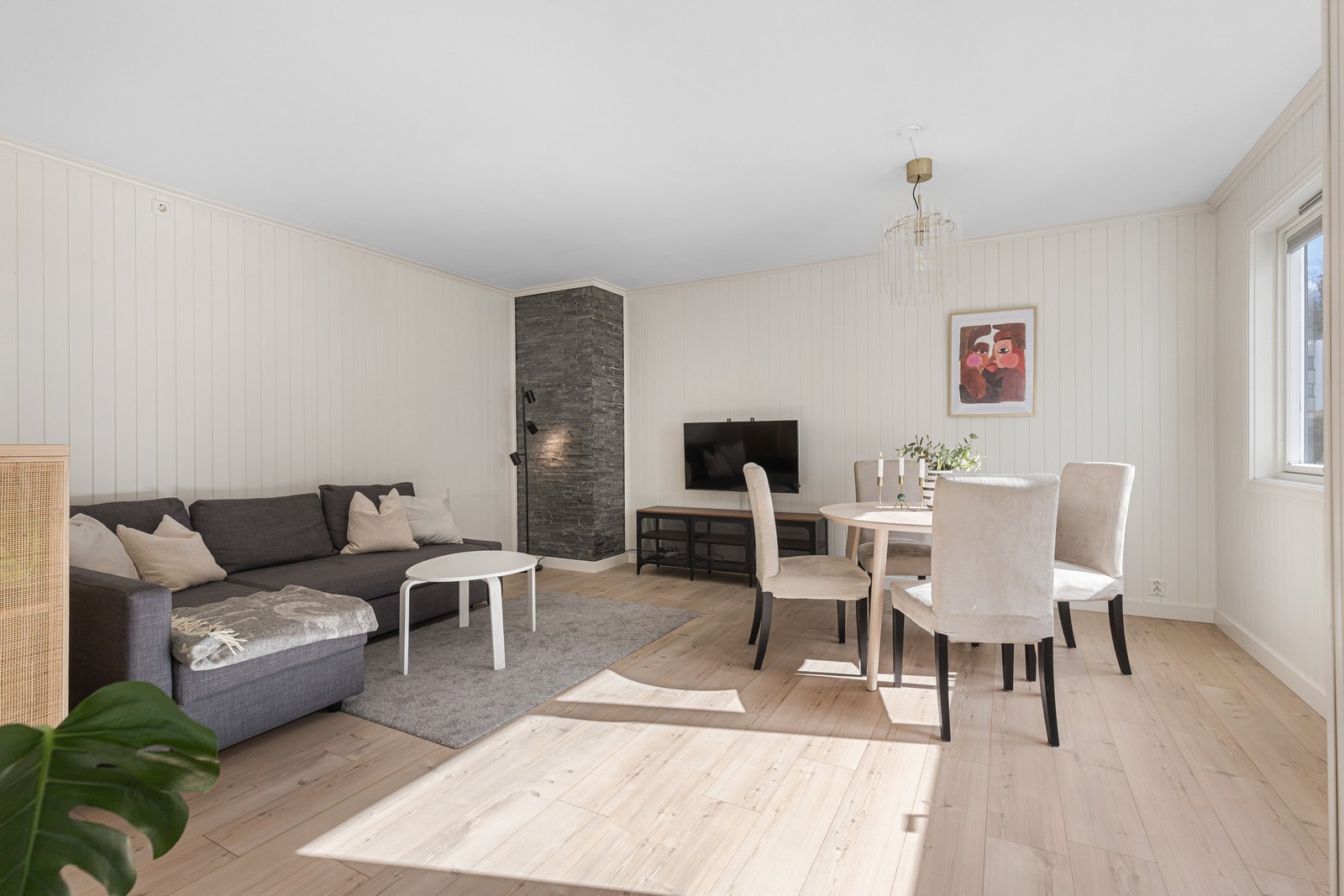 Romslig og innbydende stue med god plass til både sofagruppe og spiseplass. Galleribilde