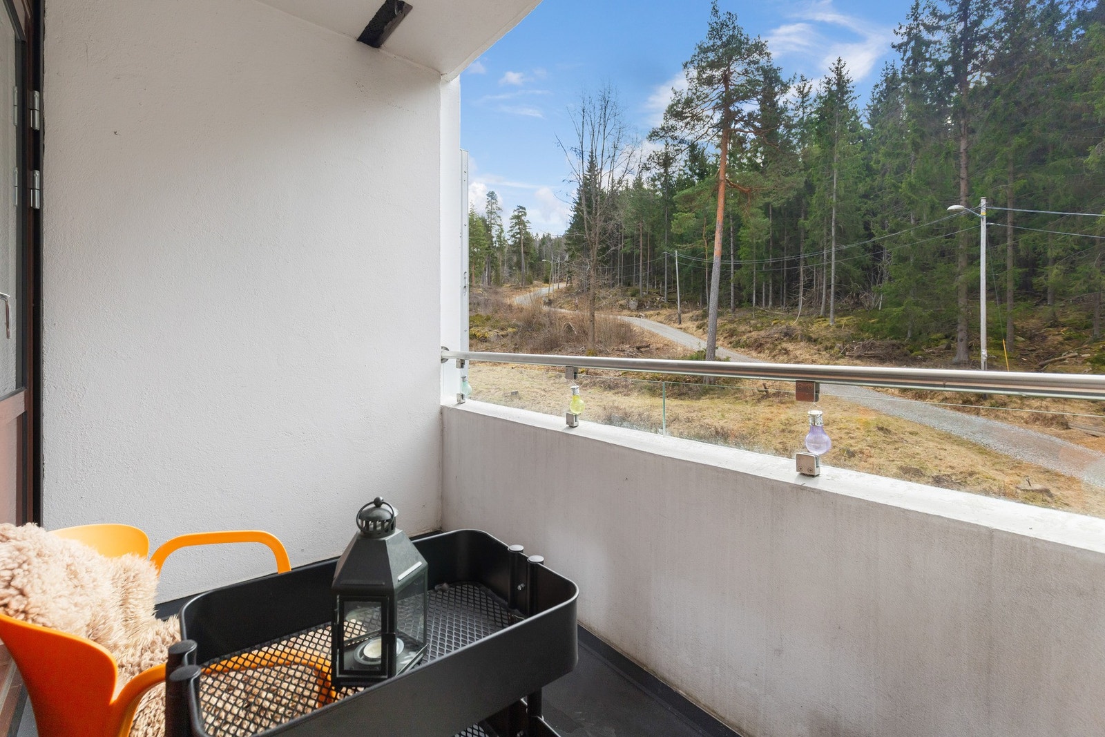 Hyggelig balkong med naturnær utsikt og gode muligheter for avslapning. Galleribilde